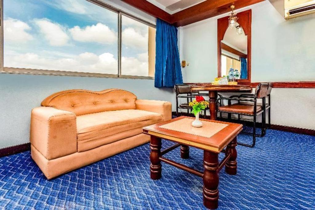 Oyo 441 Grand Thara Hotel Szuratthani Kültér fotó