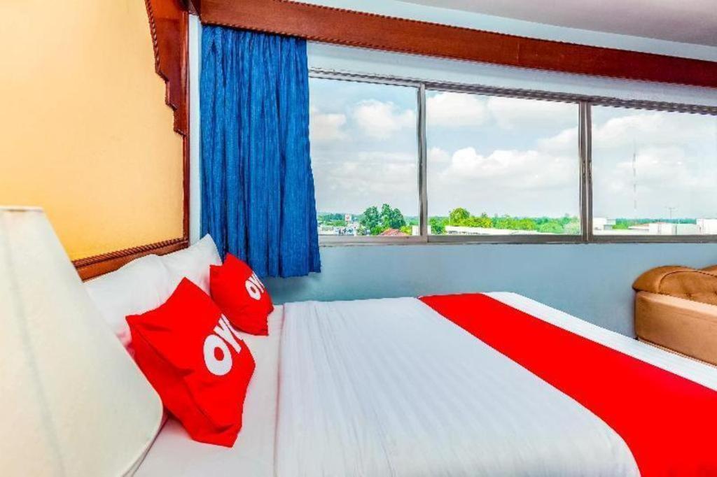 Oyo 441 Grand Thara Hotel Szuratthani Kültér fotó