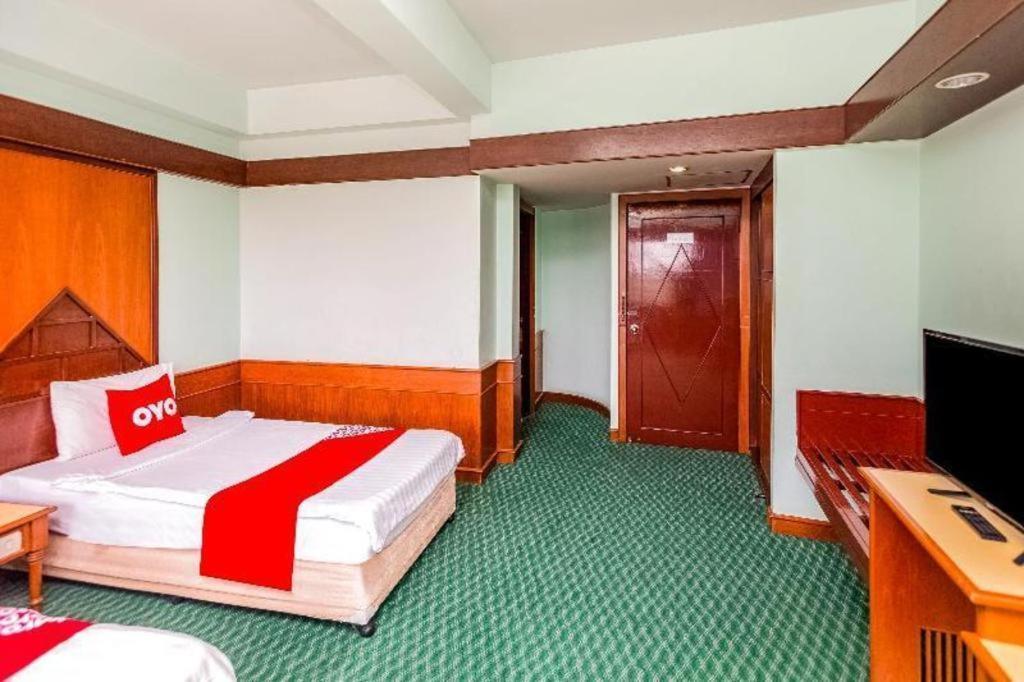 Oyo 441 Grand Thara Hotel Szuratthani Kültér fotó