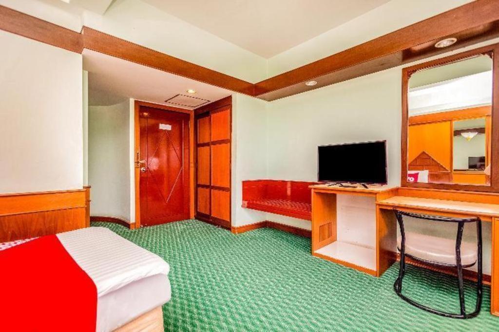 Oyo 441 Grand Thara Hotel Szuratthani Kültér fotó
