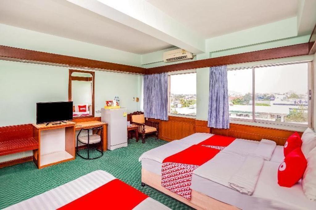 Oyo 441 Grand Thara Hotel Szuratthani Kültér fotó