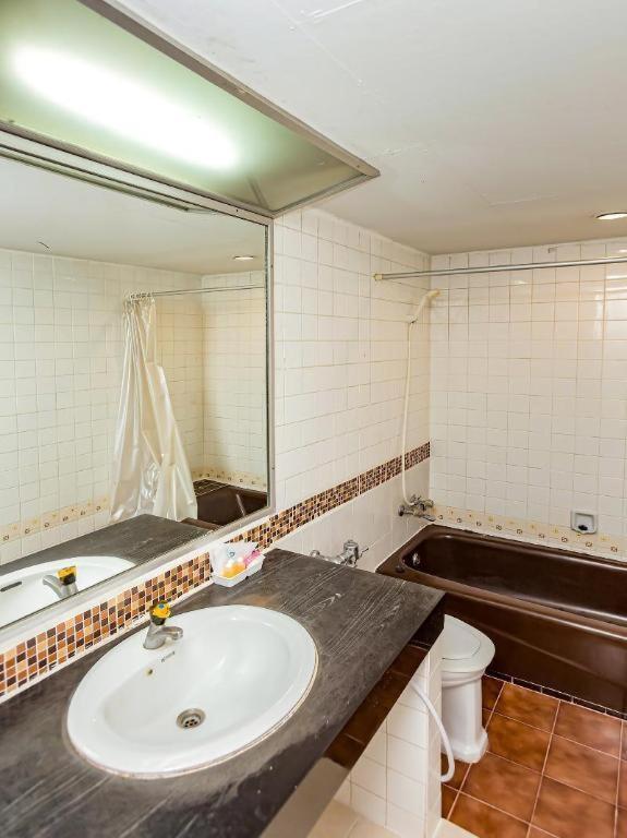 Oyo 441 Grand Thara Hotel Szuratthani Kültér fotó