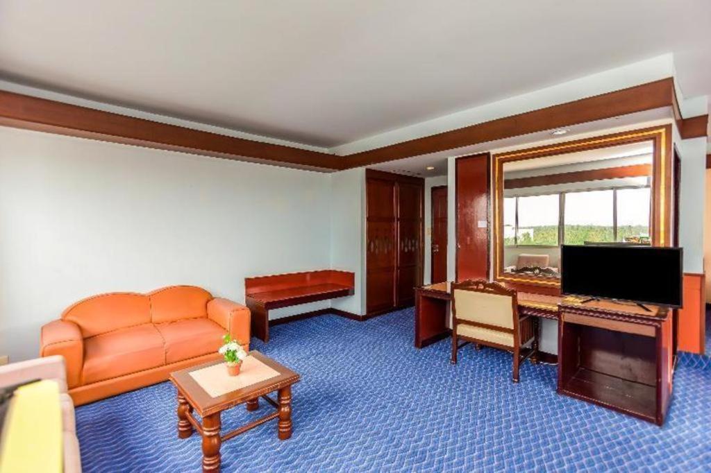 Oyo 441 Grand Thara Hotel Szuratthani Kültér fotó