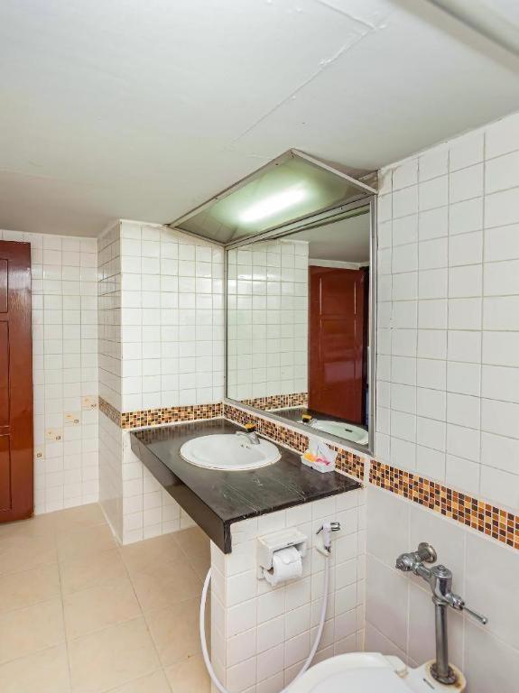 Oyo 441 Grand Thara Hotel Szuratthani Kültér fotó