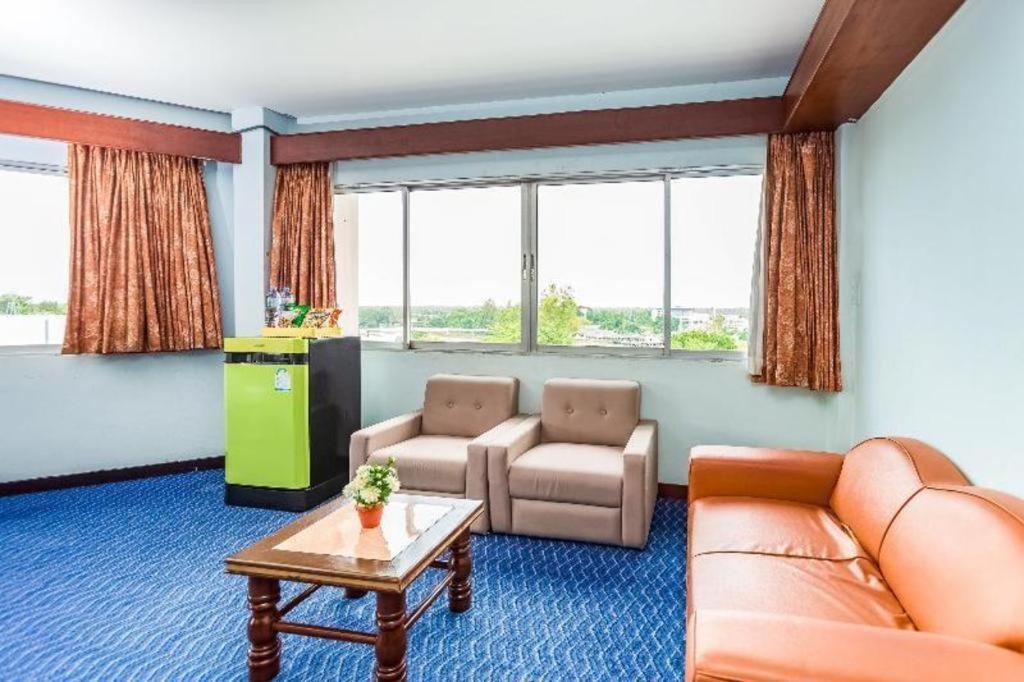 Oyo 441 Grand Thara Hotel Szuratthani Kültér fotó