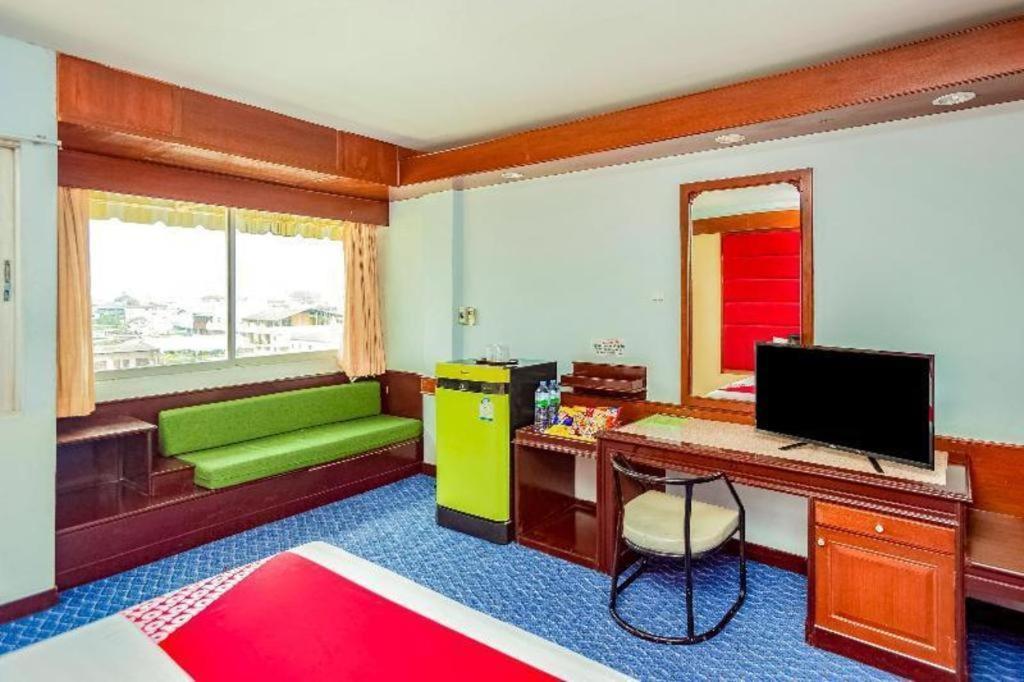 Oyo 441 Grand Thara Hotel Szuratthani Kültér fotó